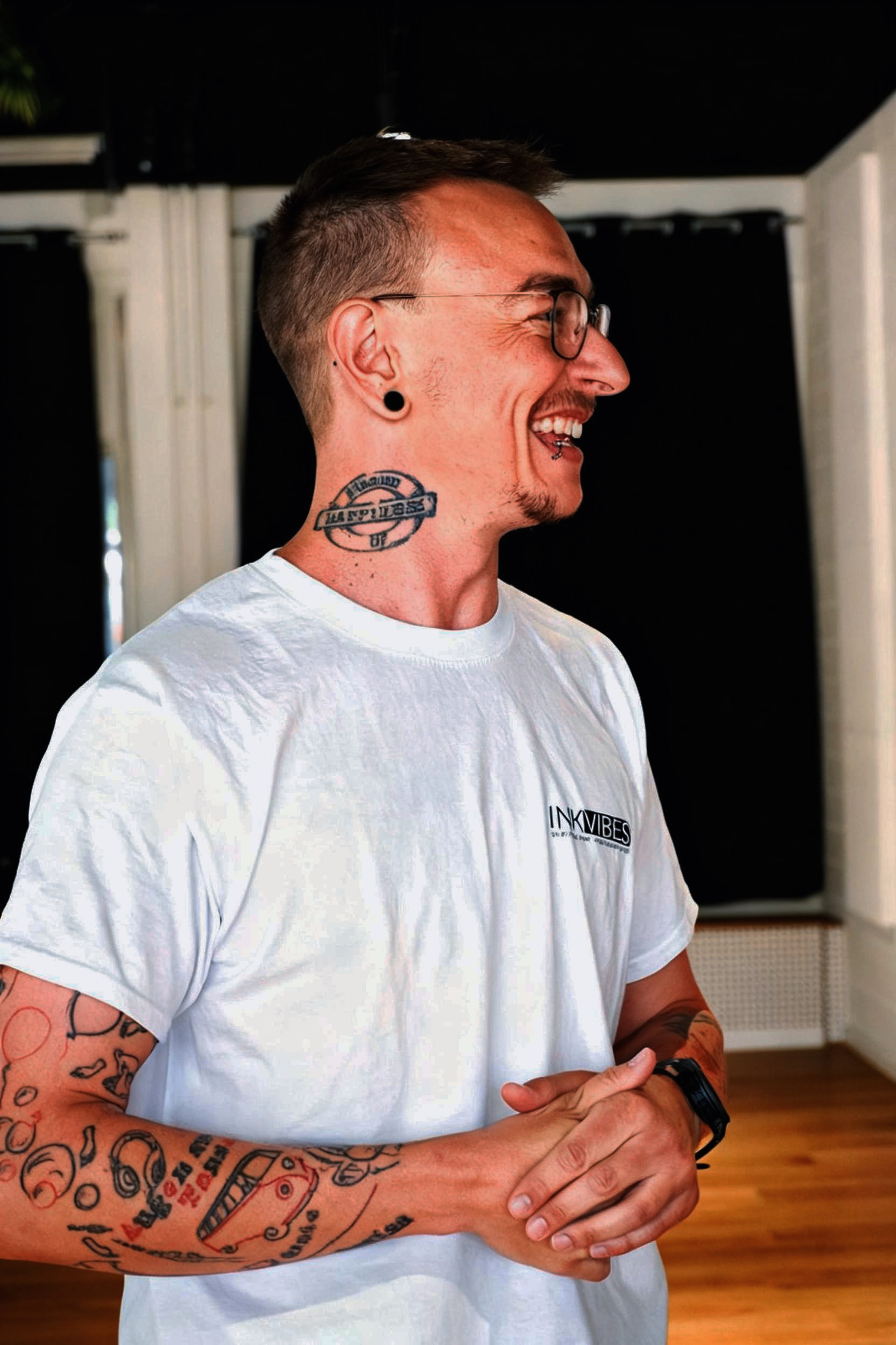 Tom Schwager lächelnd beim INKVIBES Event mit INKVIBES-Shirt
